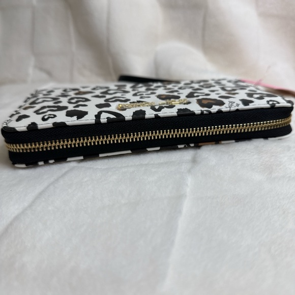 Betsey Johnson Black and White Heart Print Wristlet - Picture 2 of 3